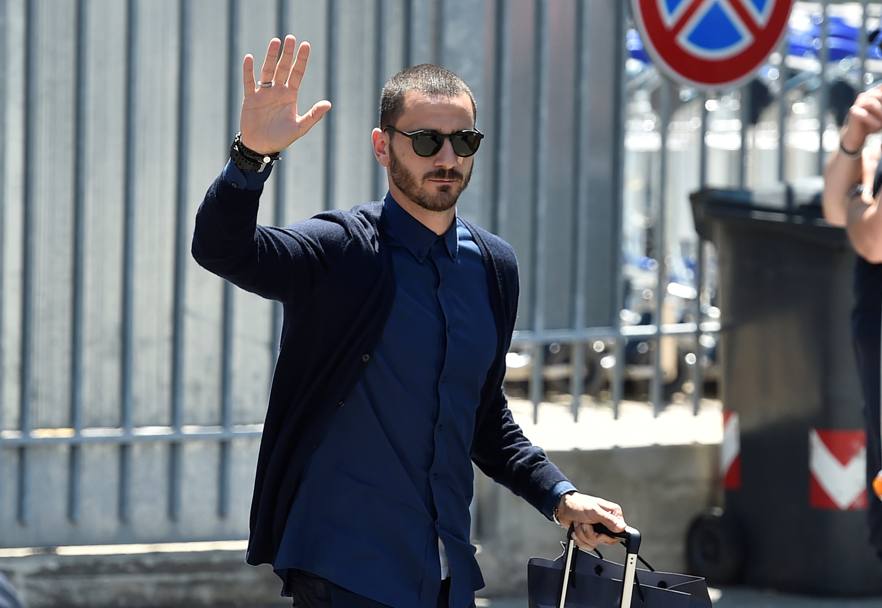 Leo Bonucci in occhiali scuri: il saluto ai fan bianconeri. Reuters